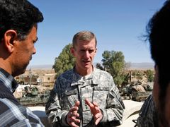 Stanley McChrystal v Kandaháru, 4. března 2010.
