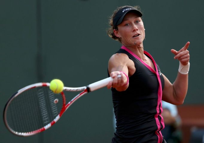 Australská tenistka Samantha Stosurová odráží míček v utkání s Američankou Sloane Stephensovou během osmifinále French Open 2012.