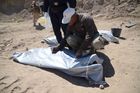 Irák zkoumá masové hroby vojáků, povraždil je Islámský stát