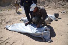 Nový nález. V hromadných hrobech u Tikrítu leží 470 těl