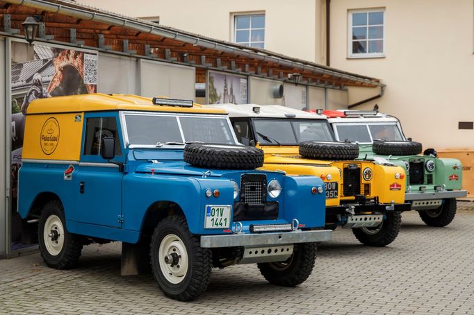 Vozy Land Rover Defender v barvách Vintage Racing Teamupro Dakar Classic 2022