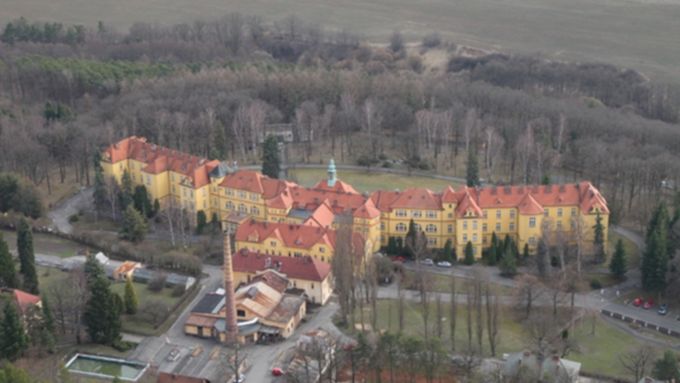 Obec Nová Ves pod Pleší je známa především svým rozsáhlým sanatoriem.