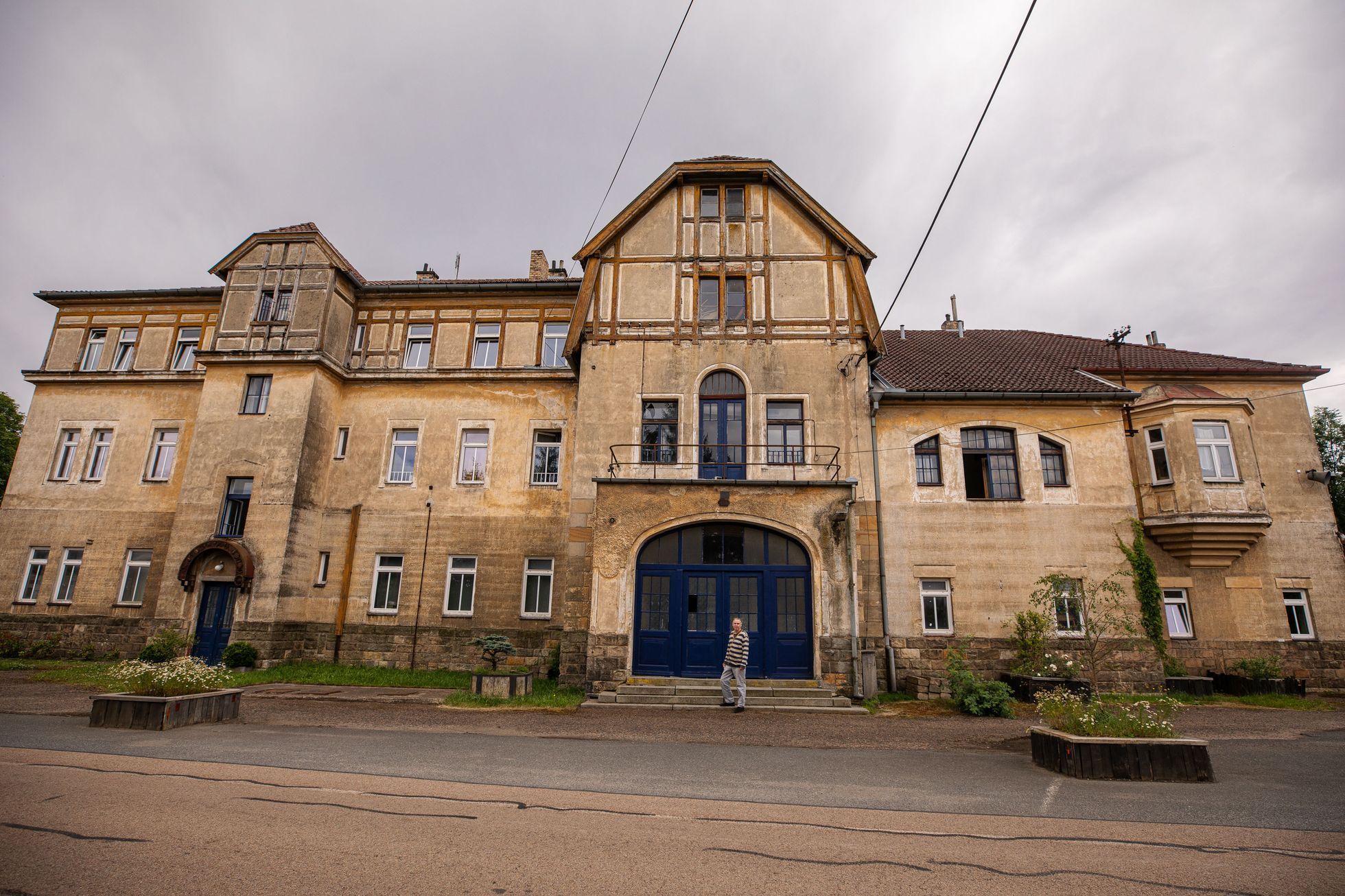 Ubytování na bývalé vlakové stanici Zbiroh, obec Kařez, majitel Jamison Young