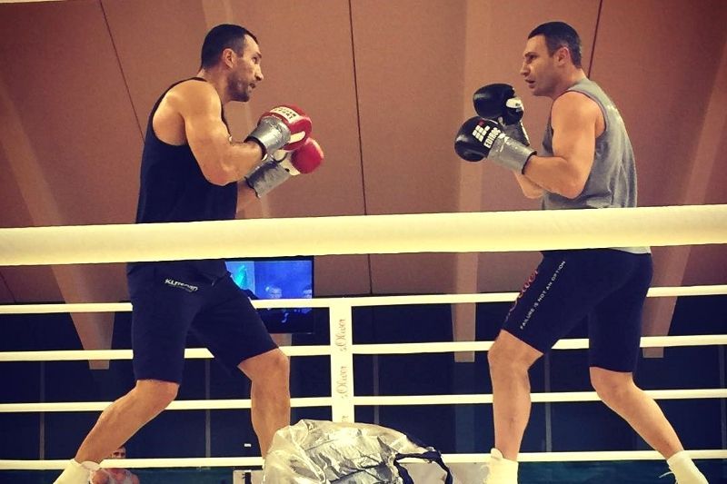 Vladimir a Vitalij Kličko při sparinzích před zápasem s Tysonem Furym