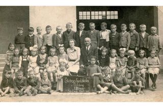 I.B třída Státní lidové školy v Dobšiné, 1945-46. Část žáků chybí - nevrátili se po válce nebo zahynuli při masakru na Švédských šancích.