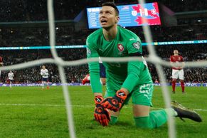 Marná Čechů snaha. Při ostudě ve Wembley lovil míče ze sítě jen Pavlenka