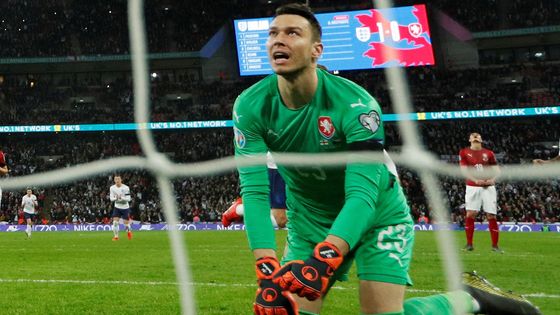 Jiřímu Pavlenkovi nebylo co závidět. Pět inkasovaných gólů a konečné skóre 0:5 znamenalo nejvyšší porážku v historii českého fotbalu od rozdělení federace.