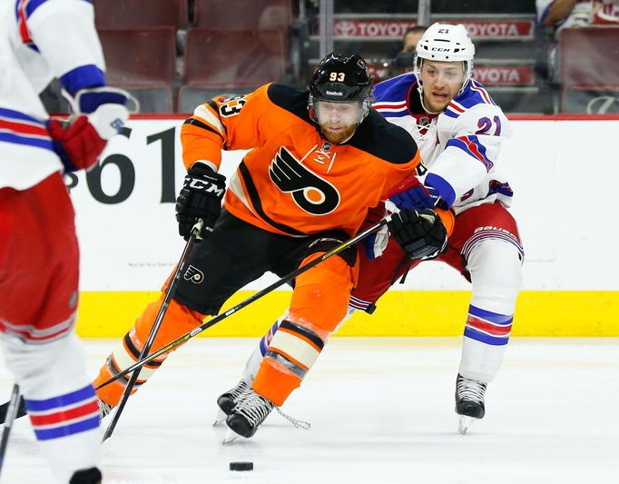 Jakub Voráček a Derek Stepan v NHL 2014-15