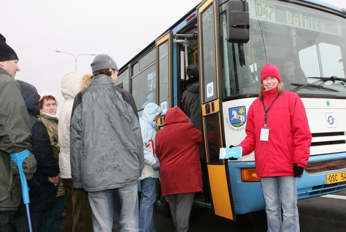 Nastupovat! Autobusy s označením D47 vozily lidi po nové dálnici sem a tam