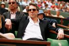 Na úvodní zápasy Roland Garros se přišel podívat třeba britský herec Hugh Grant. Kromě Federera viděl i vítězství domácího miláčka Jo-Wilfrieda Tsongy.