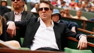 Na úvodní zápasy Roland Garros se přišel podívat třeba britský herec Hugh Grant. Kromě Federera viděl i vítězství domácího miláčka Jo-Wilfrieda Tsongy.