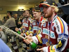 Hokejisté Sparty oslavili titul v šatně tradičním šampaňským a doutníky.