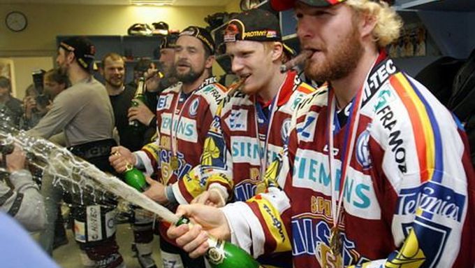 Hokejisté Sparty oslavili titul v šatně tradičním šampaňským a doutníky.