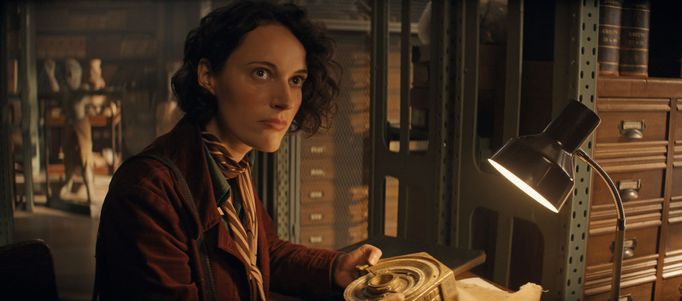 Phoebe Waller-Bridge v roli Heleny.