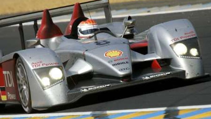 Ital Emanuele Pirro ve svém Audi R10 při dvaceti čtyř hodinovém závodě v Le Mans.