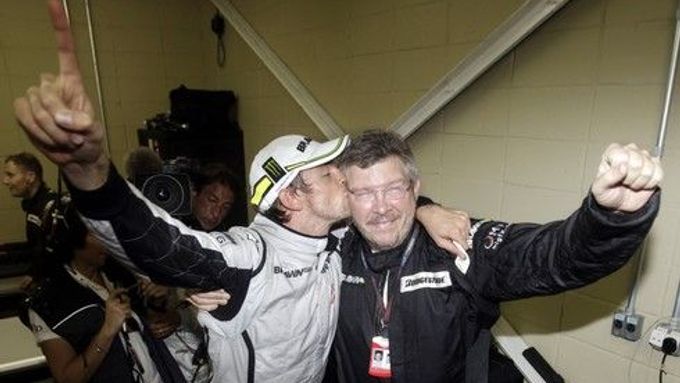 Jenson Button oslavuje titul mistra světa se šéfem Rossem Brawnem