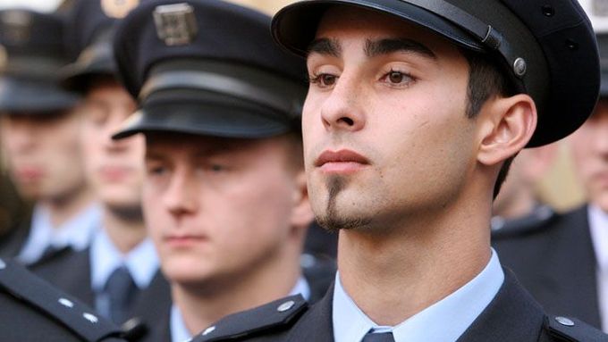 Mladí policisté budou moci zřejmě studovat jen na třech policejních školách a akademii.