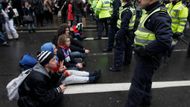 Studenti namítají, že tím pádem vyšší školné nepůjde na kvalitnější výuku, jak vláda argumentuje. Ale má pouze nahradit sumu, kterou přestane dodávat státní kasa.