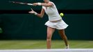 Petra Kvitová v zápase s Kirsten Flipkensovou na Wimbledonu 2013