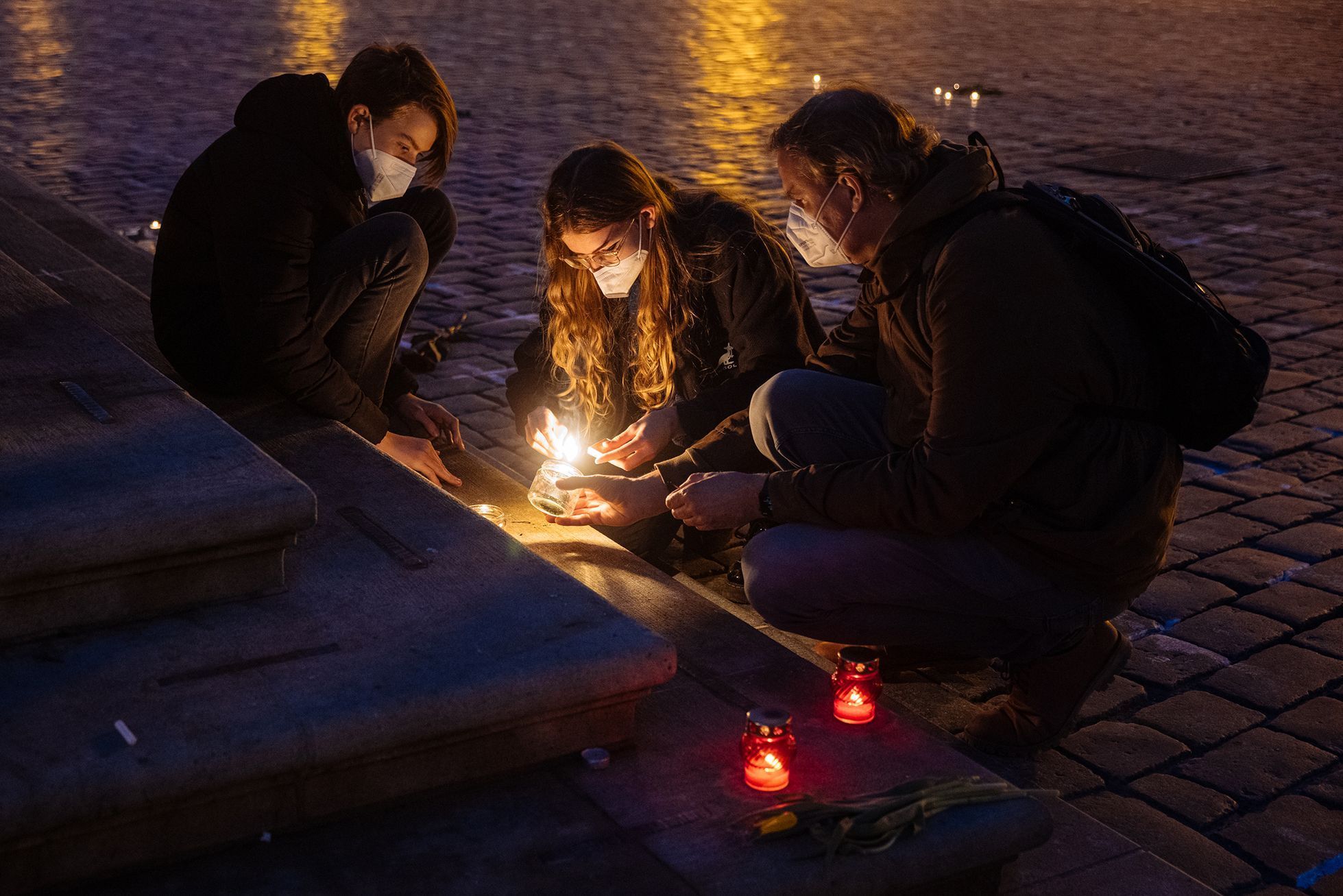 Jednorázové užití / Fotogalerie / Když kříže na Staromáku dostanou jména. Lidí spontánně uctívají zemřelé.