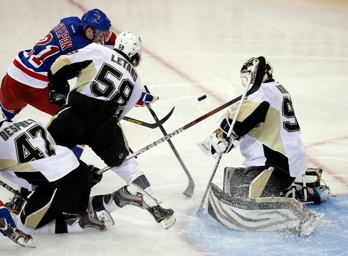 Brankář Pittsburghu Tomáš Vokoun zasahuje v zápase proti New Yorku Rangers