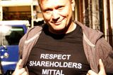 Akcionář Petr Uvíra ukazuje výzvu: Respektuj akcionáře, Mittale, na třičku, které si protestující oblékli na symbolický pohřeb svých práv v Londýně.