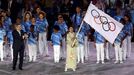 OH 2016 - závěrečný ceremoniál: olympijská vlajka