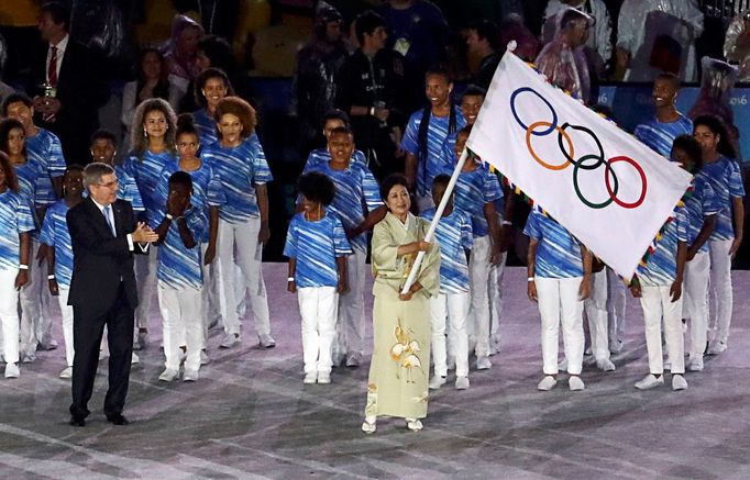 OH 2016 - závěrečný ceremoniál: olympijská vlajka