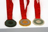 Tak vypadá sada olympijských medailí, které budou předávány v Pekingu