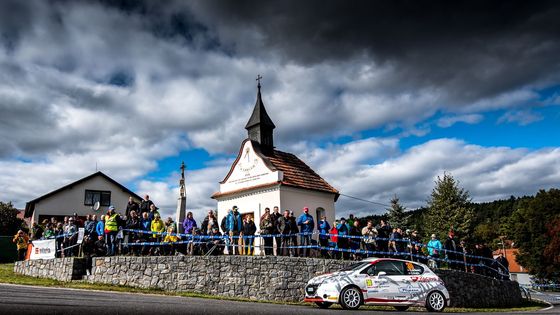 Střípky z Pačejova: Mračna nad rallye, dvoutaktní nostalgie i knížecí vizitace