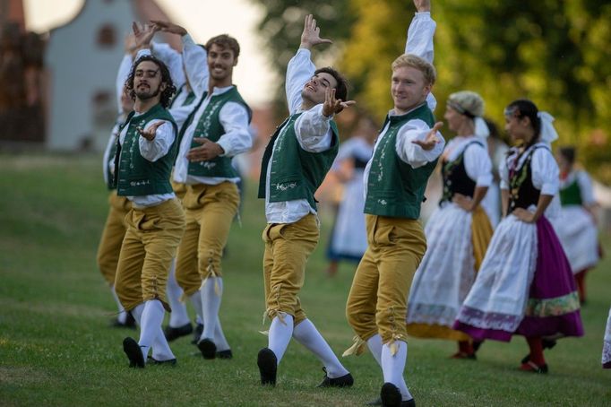 Kromě Selských slavností se v Holašovicích tradičně koná slavnost slunovratu a keltská ohňová noc a také představení Prodaná nevěsta (archivní fotografie).