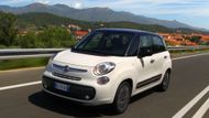 Pravděpodobně nejodvážnější v rozhodnutí, jak malý motor lze namontovat do relativně velkého auta, je Fiat. Nabízí dvouválcový motor 0.9 TwinAir nejen do malé pětistovky, kde je ospravedlnitelný, ale také do svého MPV s označením 500L. Test modelu 500L Living