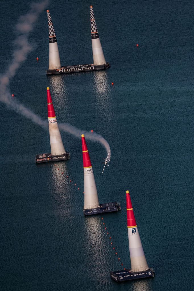 Michael Goulian v závodě Red Bull Air Race v Abú Zábí 2019