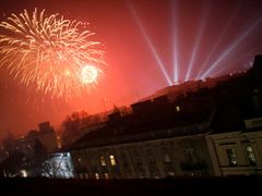 Podobné efekty, jiná kulisa: Novoroční oslavy v polské metropoli. Varšava.