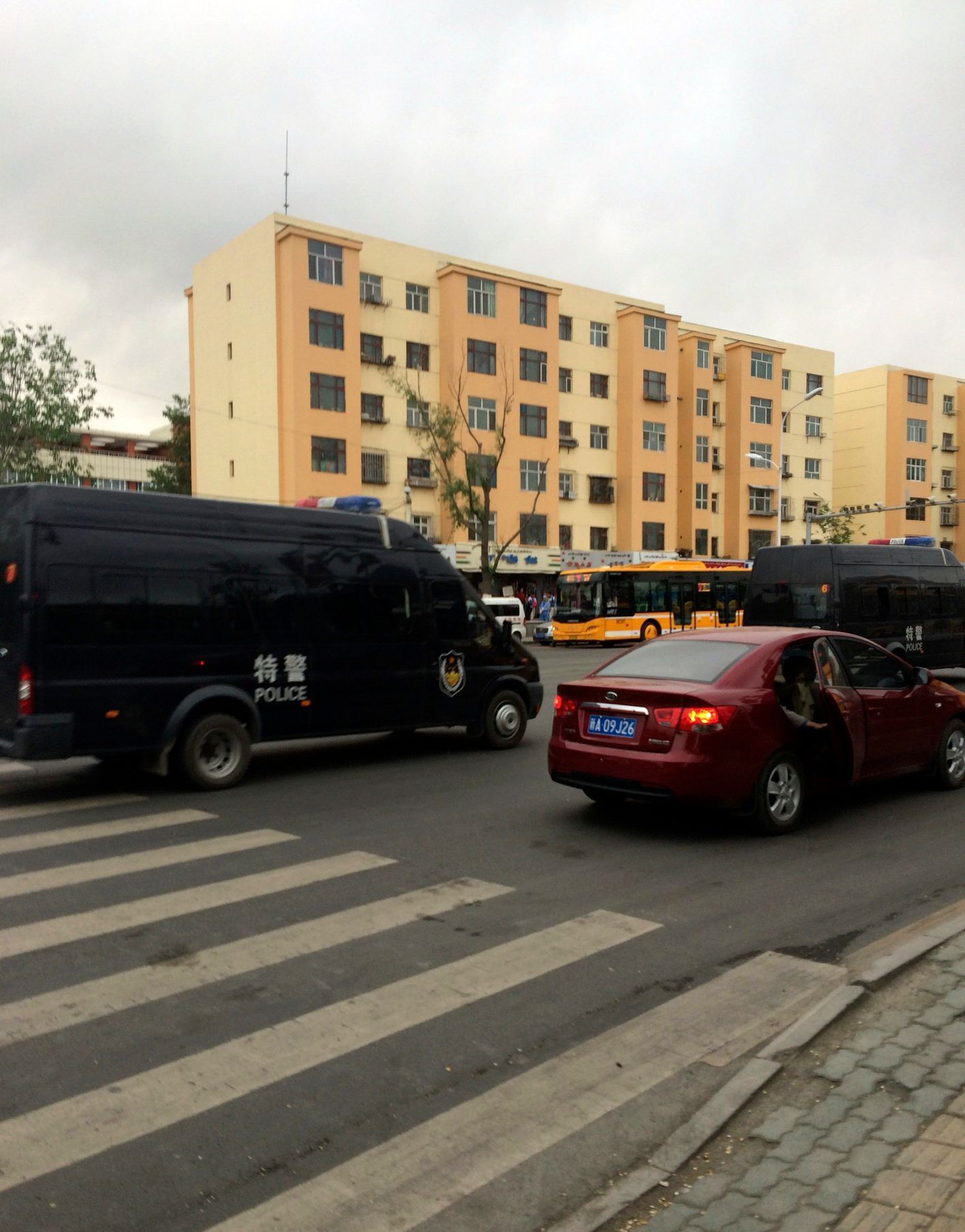 Čínské policejní vozy se sjíždějí k místu výbuchů v Urumči.