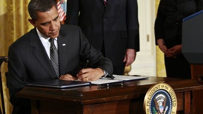 Obama podepisuje exekutivní příkaz, kterým žádá EPA, aby přehodnotila svůj přístup