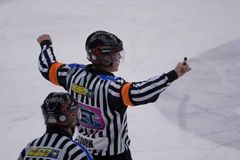 Promiň, řekl rozhodčí. Extraligu teď nesmí pískat