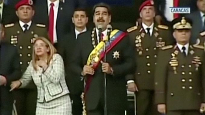 Mohutná rána a panika. Výbuch při Madurově projevu zachytila televize