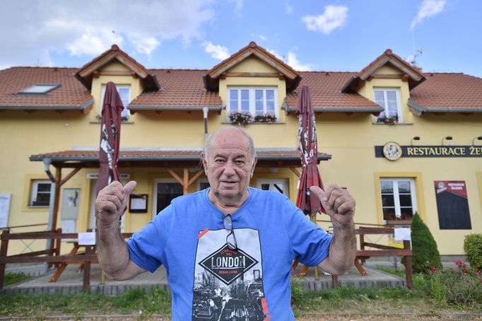 Starosta Železné Václav Valenta před opravenou radnicí. Bývalý klub seniorů již legálně pronajali na restauraci, protože pětiletá doba udržitelnosti dotace už uplynula.