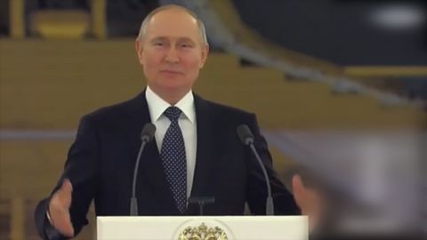 "Bohužel, nemáme čas," mlžil Putin. Kamery natočily jeho paranoiu v praxi