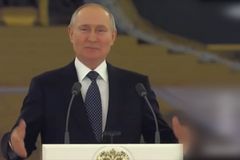 "Bohužel, nemáme čas," mlžil Putin. Kamery natočily jeho paranoiu v praxi