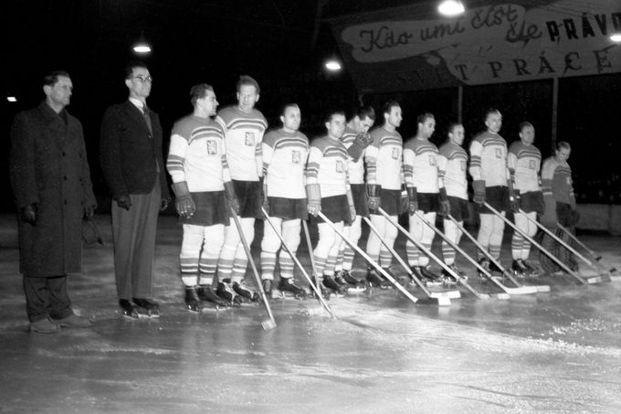Československý hokejový tým před utkáním se Švýcarskem,které se hrálo na Zimním stadionu v Praze 19. ledna 1946.