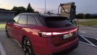 Poslední zastávka před hranicemi. V Dolním Dvořišti zprovoznil E.ON tři nové hyperchargery s výkonem 300 kW. Jedna kilowatthodina tu registrovaného zákazníka vyjde na 13 korun.