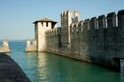 Nejdřív Benátky, teď Sirmione. Radní města u Gardského jezera zvažují vstupné