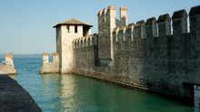 Nejdřív Benátky, teď Sirmione. Radní města u Gardského jezera zvažují vstupné