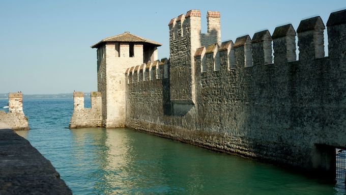Radnice Sirmione zvažuje zavedení limitu pro vstup do historického centra, což by bylo v Itálii naprostou novinkou.