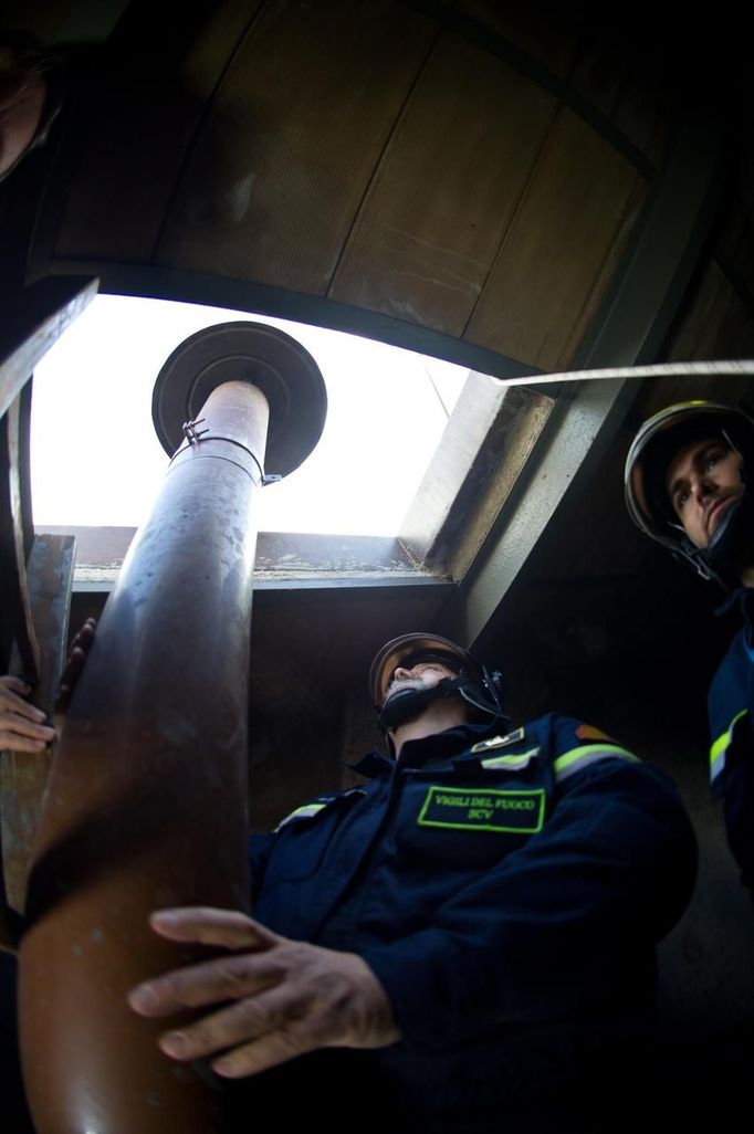 Members of the fire and rescue service set a chimney on the roof of the Sistine Chapel before the conclave at the Vatican March 9, 2013, in a picture released by Osservatore Romano March 11, 2013. The conclave to pick a Roman Catholic pope is the dramatic final stage of a secretive election process that quietly began weeks, months or even years ago. Picture taken March 9, 2013. REUTERS/Osservatore Romano (VATICAN - Tags: RELIGION POLITICS) FOR EDITORIAL USE ONLY. NOT FOR SALE FOR MARKETING OR ADVERTISING CAMPAIGNS. THIS IMAGE HAS BEEN SUPPLIED BY A THIRD PARTY. IT IS DISTRIBUTED, EXACTLY AS RECEIVED BY REUTERS, AS A SERVICE TO CLIENTS. Published: Bře. 11, 2013, 12:50 odp.