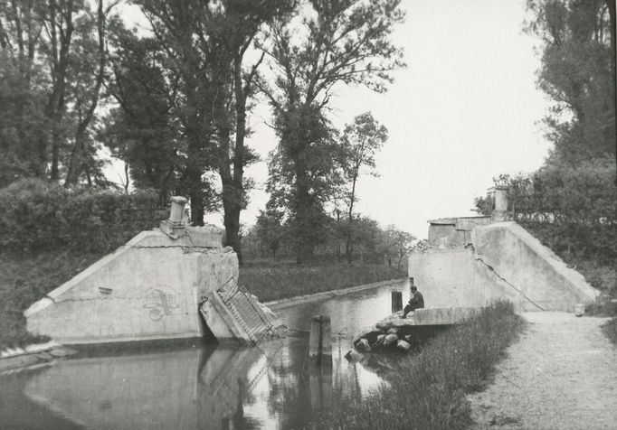 Škody, které na zařízení Baťova kanálu zanechala Druhá světová válka. Rok 1945