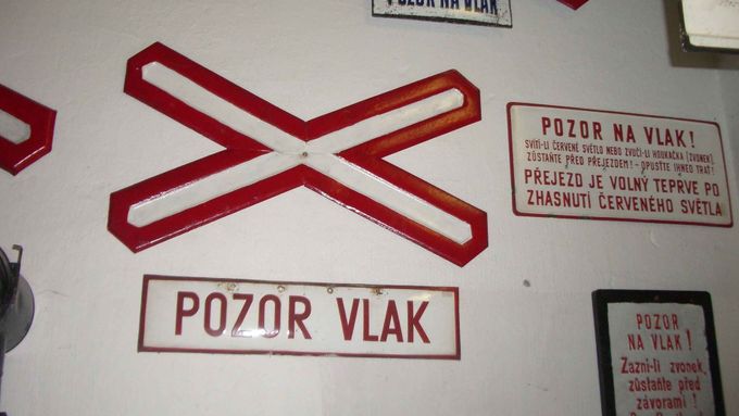 Výstražné cedule v železničním muzeu na zastávce v Rosicích nad Labem