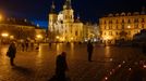 Lidé na Staroměstském náměstí v Praze spontánně uctívají oběti pandemie u křížů, které zde křídou nakreslila iniciativa Milion chvilek pro demokracii. 24 - 25. 3. 2021